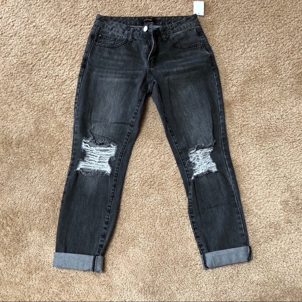 NWT. Refuge black distressed jeans